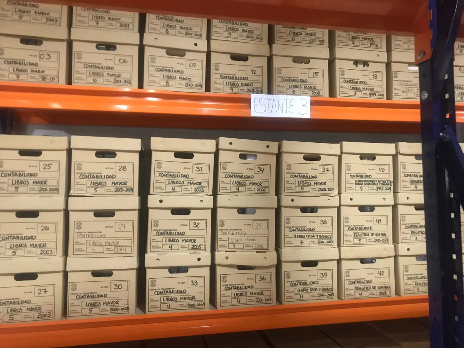 Archivo organizado por ADANI en estantería, con cajas numeradas y rotuladas por serie documental