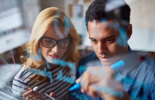 Profesionales revisando información digitalizada